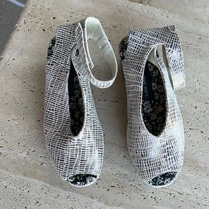 New! Never worn Bernie Mev wedges